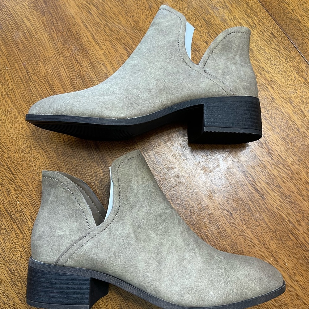 Women Madden Girl Taupe Booties NIB - Picture 3 of 5